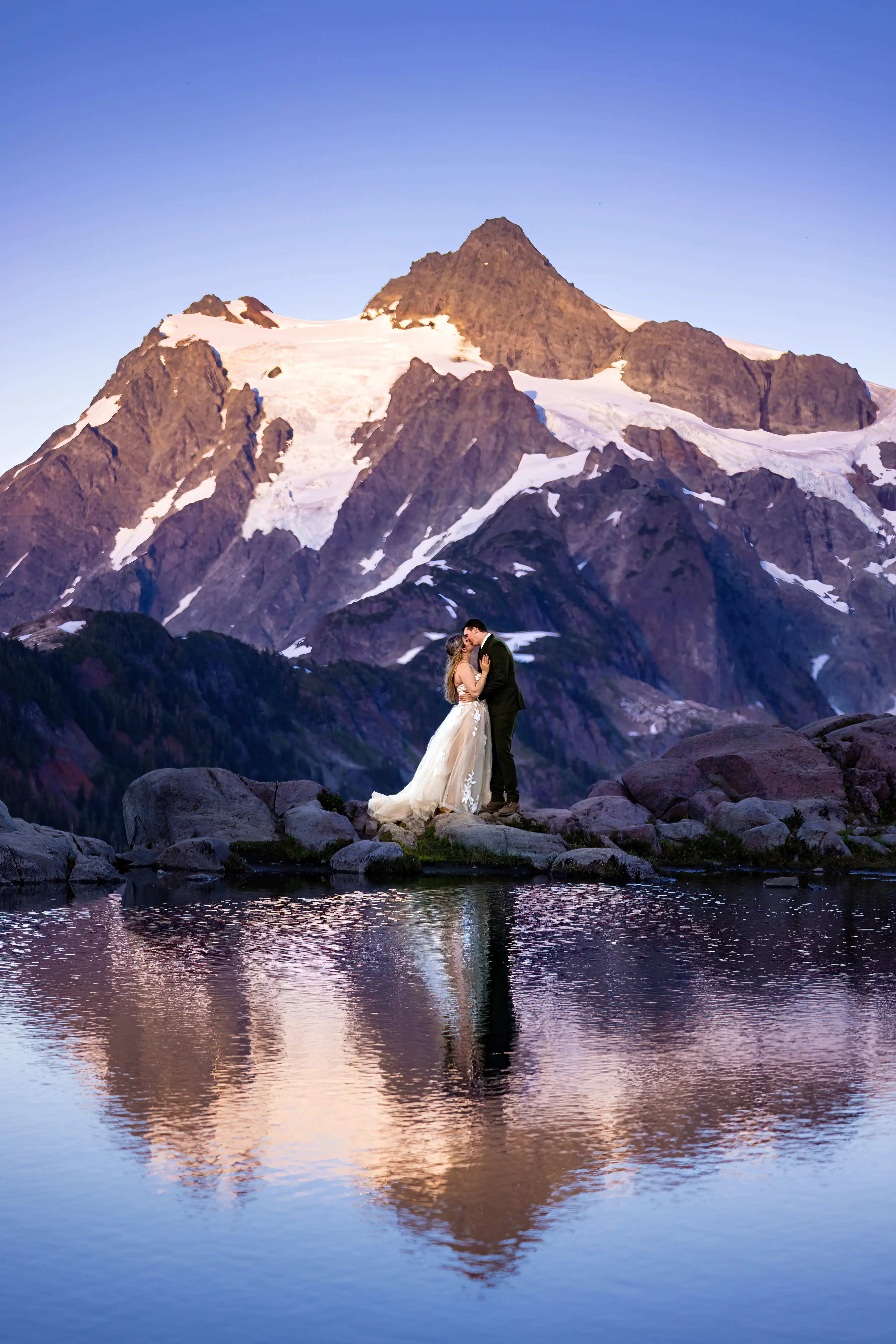 Bride In Boho Sheath Hattie Lane Marie Rebecca Ingram With Groom