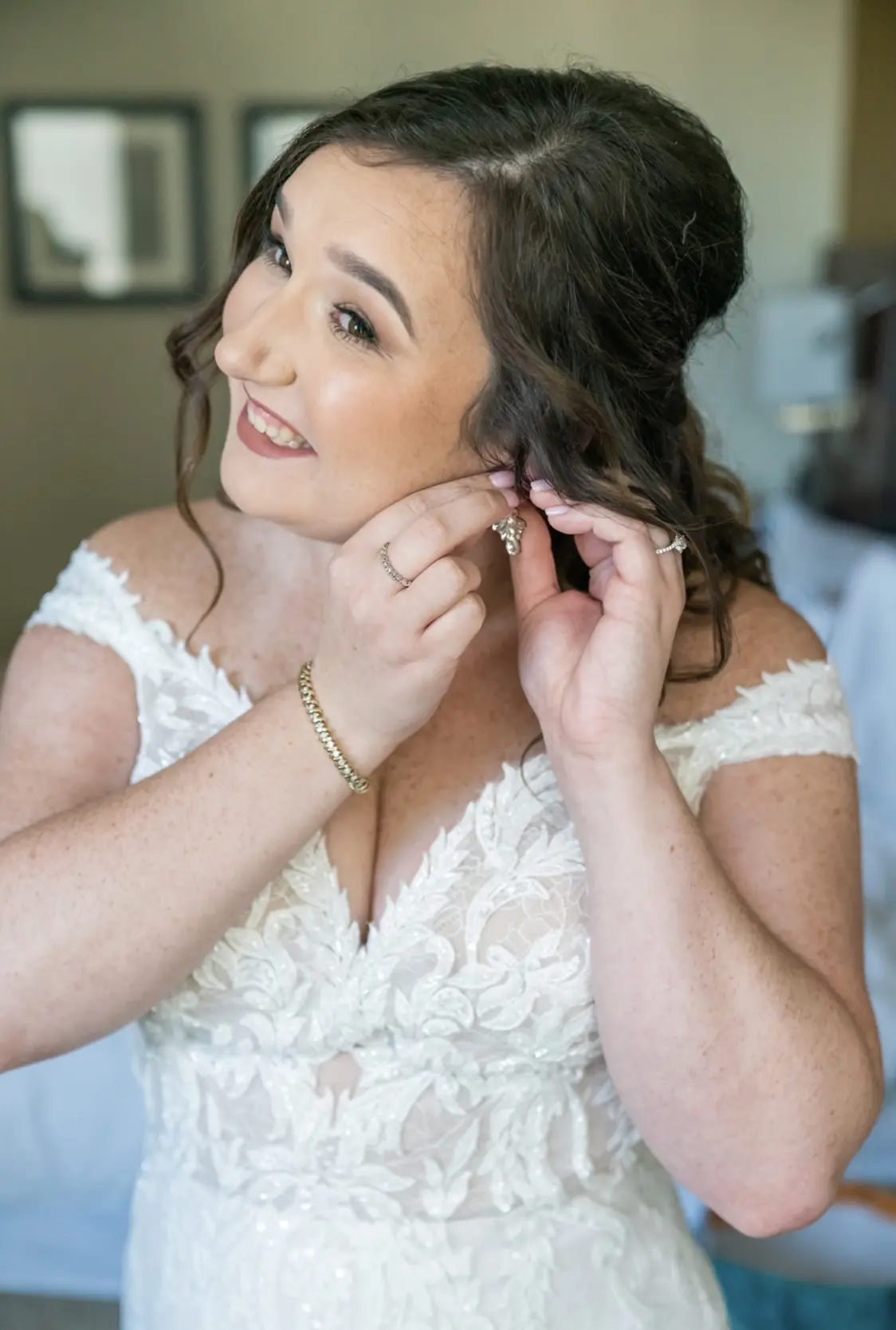 Bride wearing cap sleeve lace mermaid wedding dress.